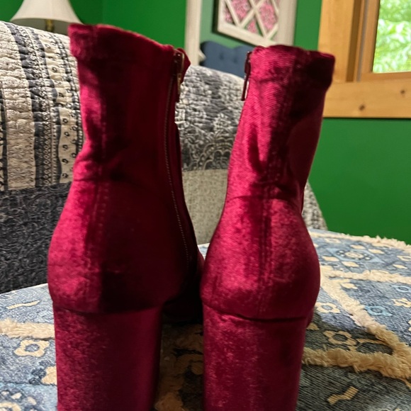 SO brand womens cranberry burgundy ankle velvet booties sz 9 - Picture 4 of 7